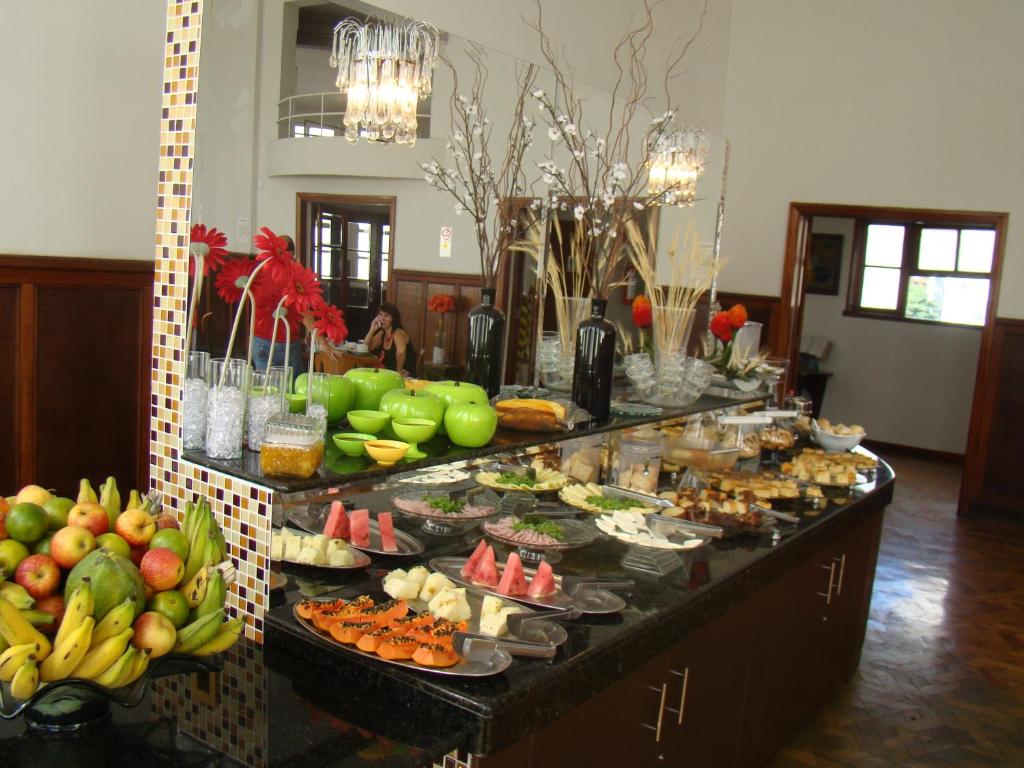 贝洛奥里藏特巴西宫酒店的自助餐,包括多种不同类型的食物