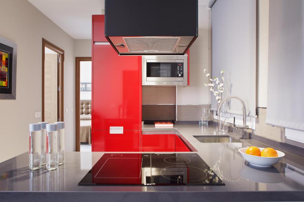瓦伦西亚朱里斯塔市中心公寓的一个带水槽和红色墙壁的厨房