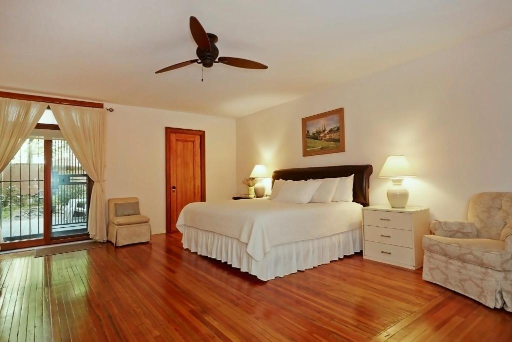 纽约纽约之家酒店的一间卧室配有一张床和吊扇