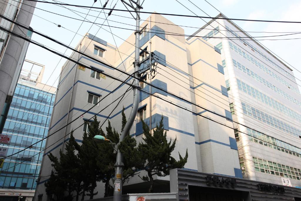 首尔王子酒店的前面有很多电线的建筑