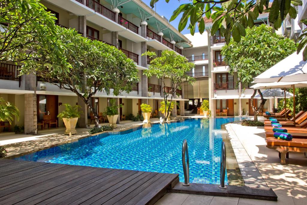 库塔拉尼酒店及水疗中心的一座建筑物中央的游泳池