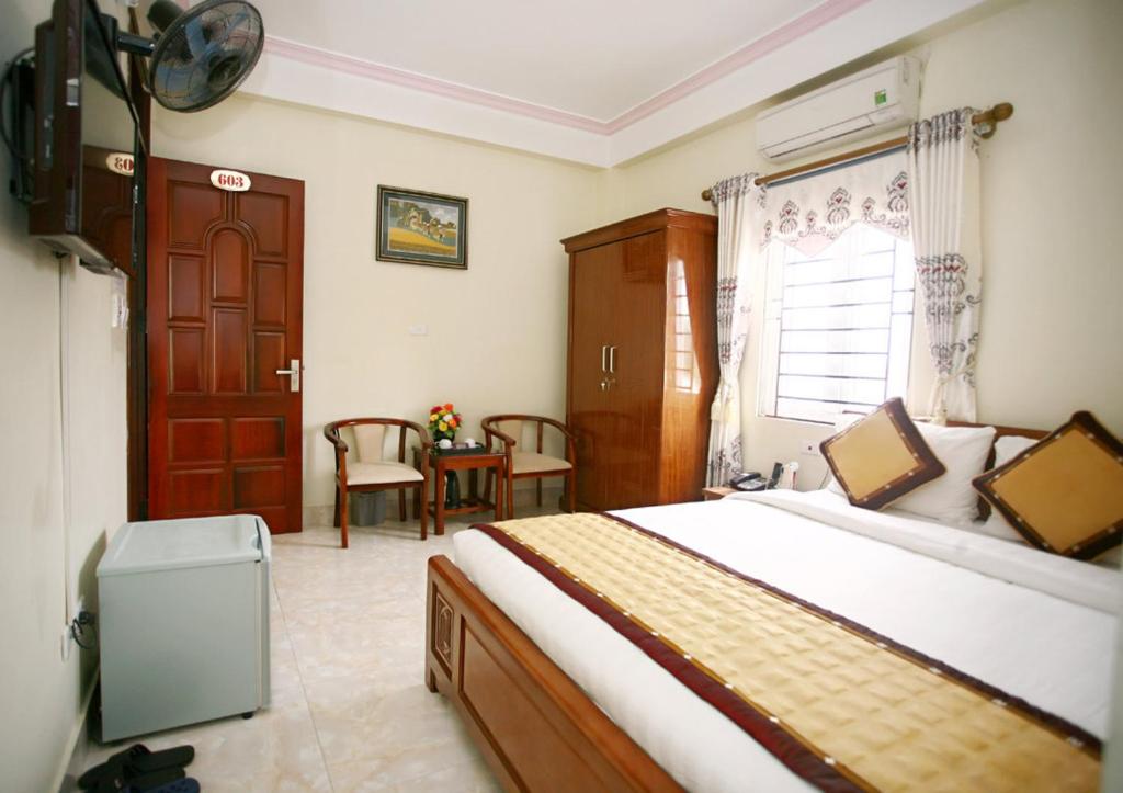 奠边府市宝安酒店的一间卧室设有床、窗户和门