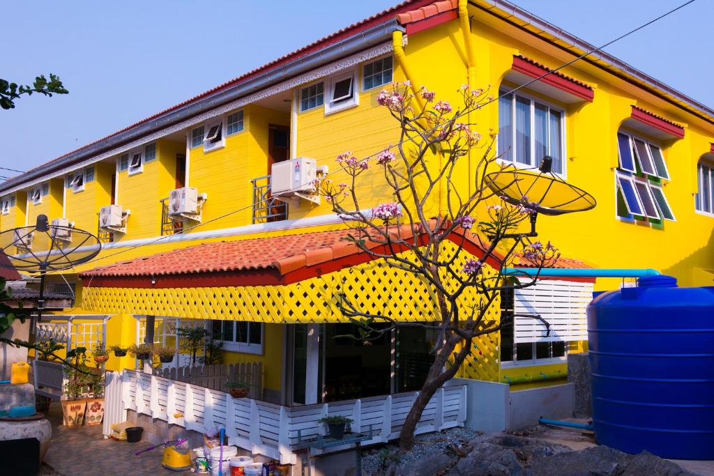 席昌岛拉班克旅馆的前面有树的黄色建筑