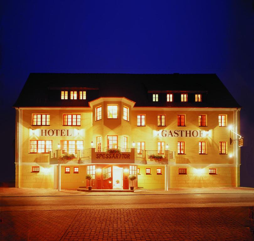 劳尔Hotel - Gasthof Spessarttor & Hotel Bergwiesen的酒店晚上点亮