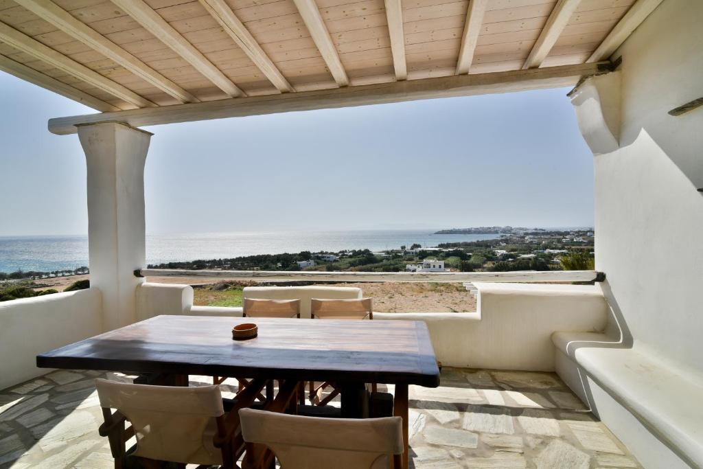 提诺斯阿克罗提拉基别墅的海景阳台上的桌椅