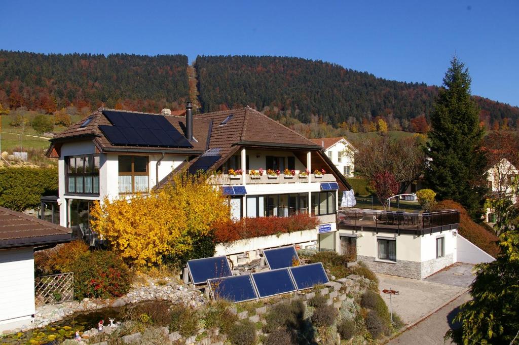 Travers蒙卡尔姆住宿加早餐别墅酒店的享有房子的空中景色,上面设有太阳能电池板