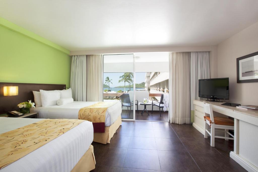 马萨特兰马萨特兰帝王酒店&度假村的酒店客房设有两张床和电视。