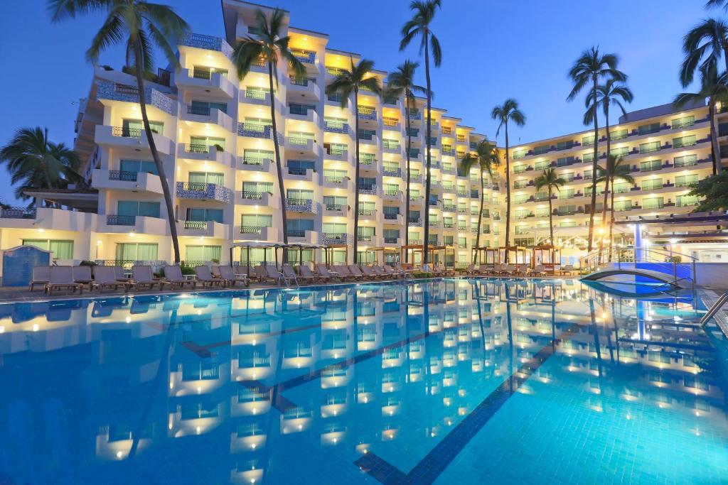 巴亚尔塔港Crown Paradise Golden All Inclusive Resort - Adults Only的大楼前设有游泳池的酒店