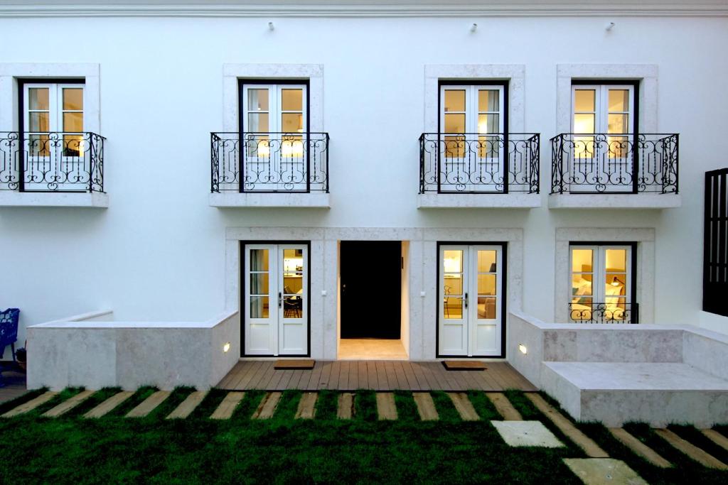 里斯本阿尔玛莫拉公寓的白色的房子,门窗
