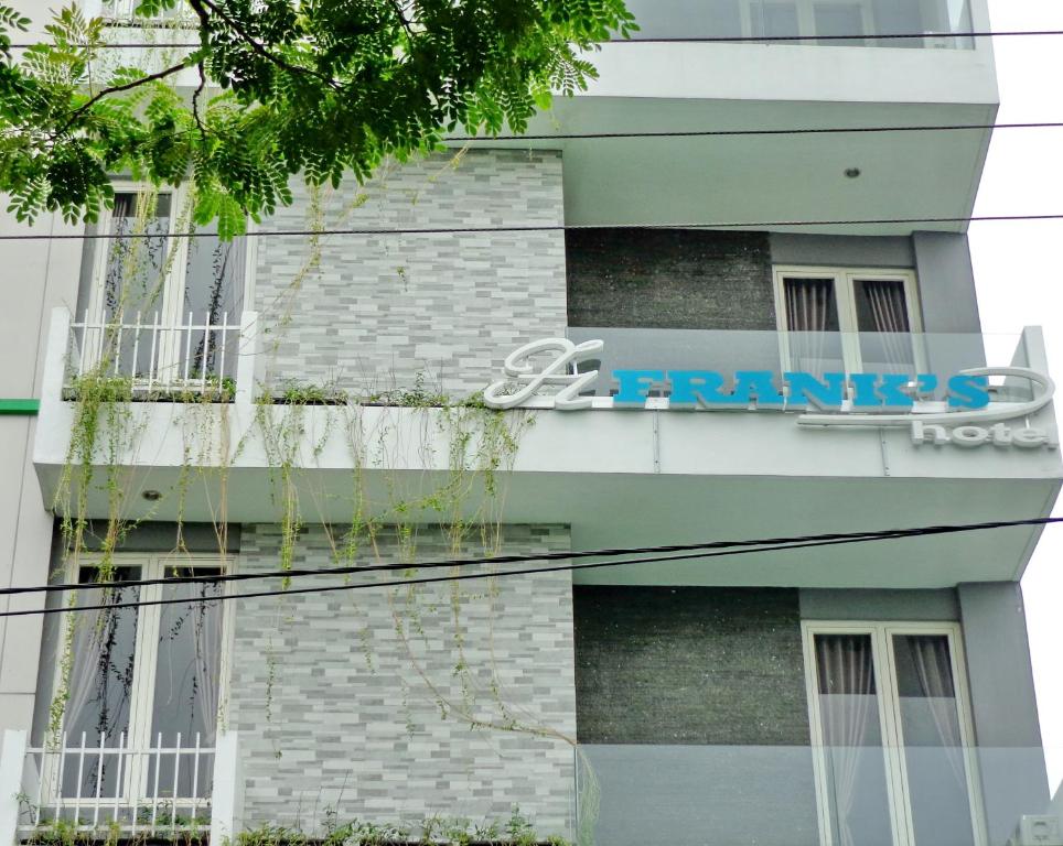 泗水弗兰克酒店的建筑的侧面有标志