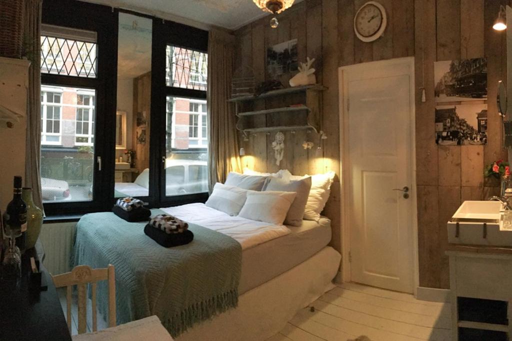 阿姆斯特丹阿姆斯特丹旅馆的一间卧室设有一张床和一个窗口