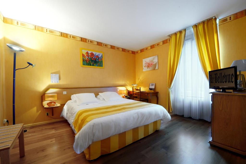 Saint-HippolyteHotel Le Bellevue的一间卧室设有一张黄色墙壁的大床