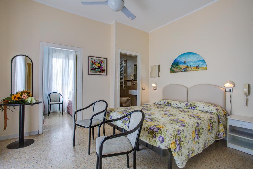 贝拉里亚-伊贾马里纳迪安娜酒店的卧室配有一张床和一张桌子及椅子