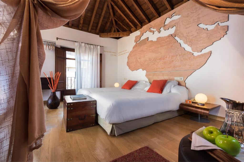 格拉纳达伽拉纳特精品酒店的卧室配有一张壁挂图床