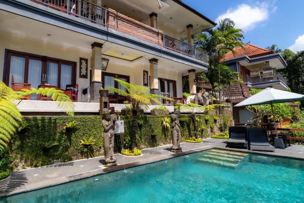 乌布Doni House &amp; Villas的一栋房子前面有游泳池