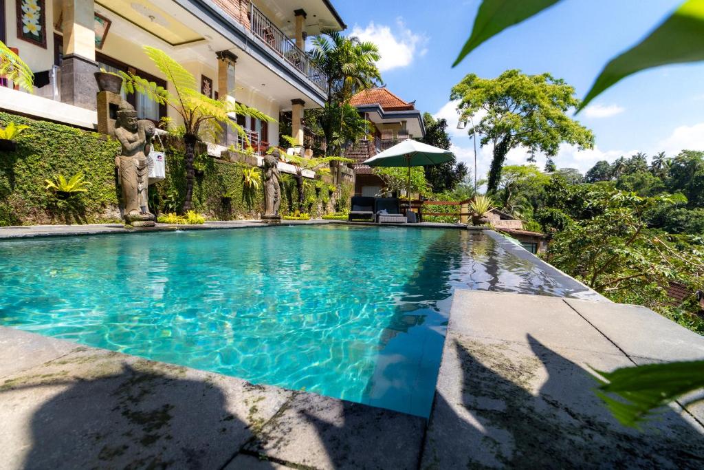 乌布Doni House &amp; Villas的房子前面的游泳池
