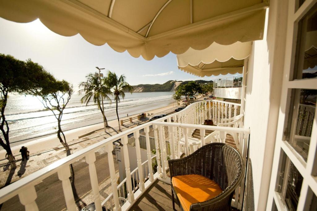 纳塔尔Sol Nascente Hotel Pousada Beira Mar的享有海滩美景的阳台