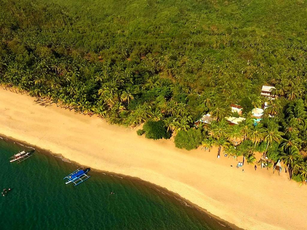 锡帕莱Takatuka Beach Resort的海滩空中景色,水中有一条船