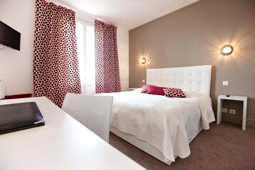沙马列尔Hôtel Radio - Teritoria的卧室配有白色的床和窗户。