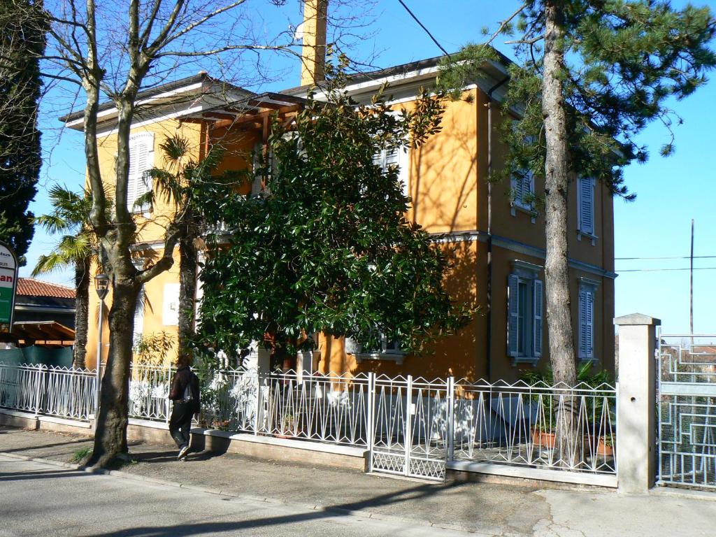 乌尔比诺B&B Aquilone的前面有栅栏的黄色房子