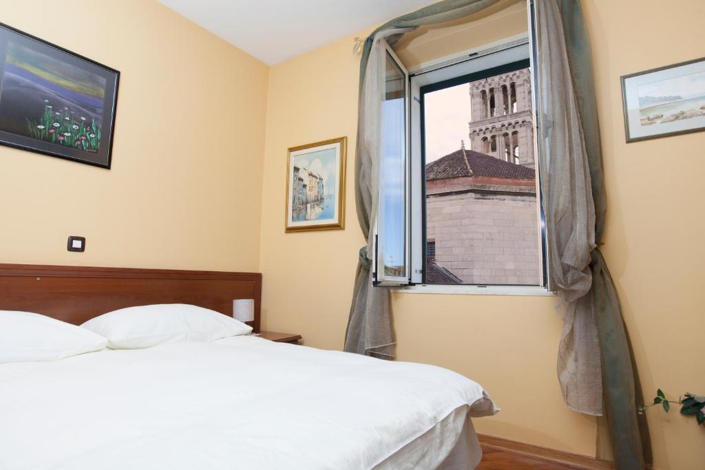 斯普利特珀里斯提酒店的一间卧室设有一张床和一个窗口
