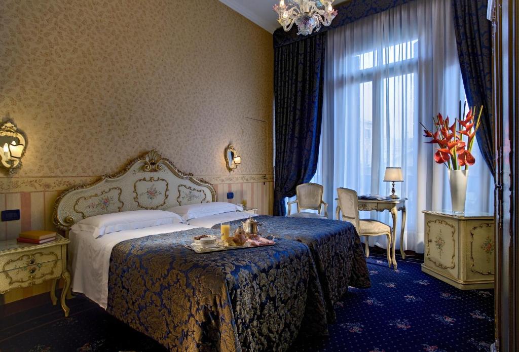 威尼斯蒙特卡洛酒店的酒店客房设有一张床和一张带蜡烛的桌子。