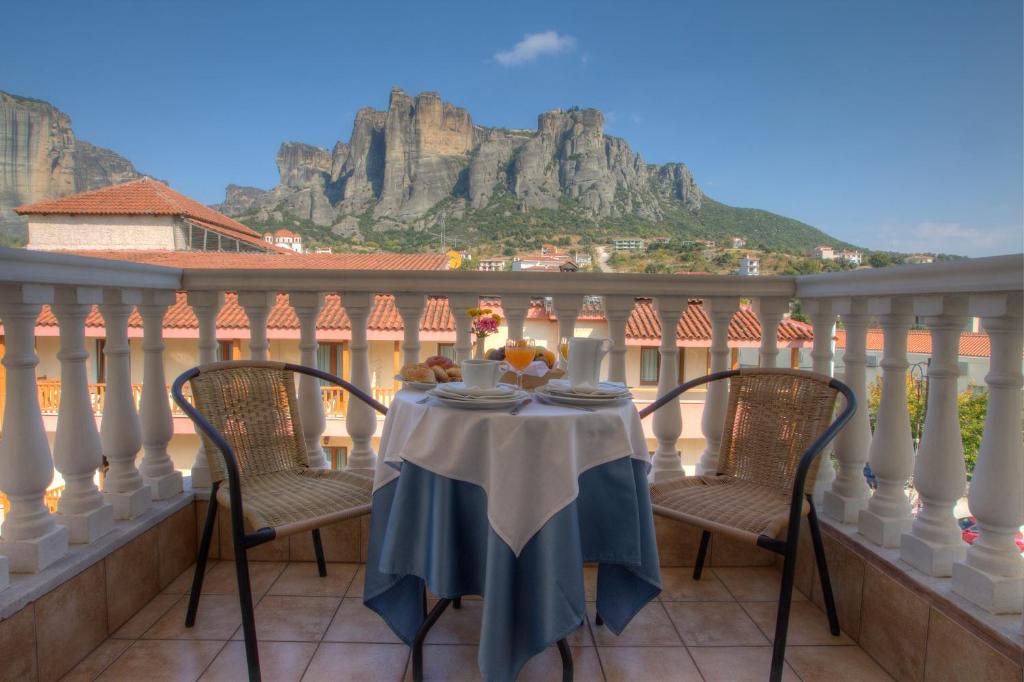 卡兰巴卡凯基斯酒店的山景阳台上的桌子