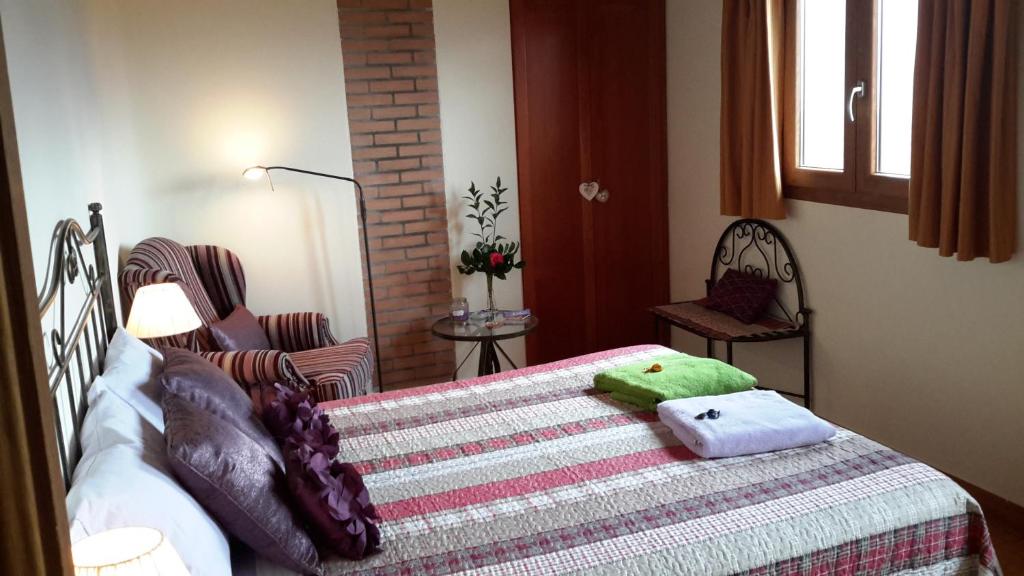El Acebo de San MiguelLa Trucha del Arco Iris的一间卧室配有一张带绿毛巾的床