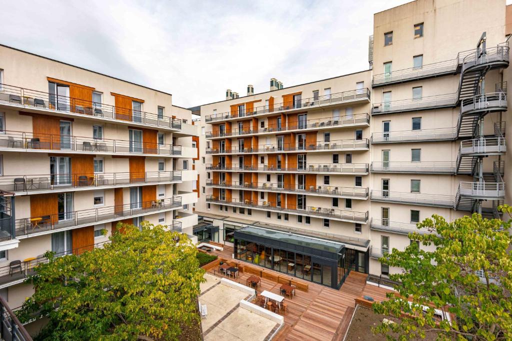 格勒诺布尔Apparthotel Le Hüb Grenoble的两座高楼空中景观