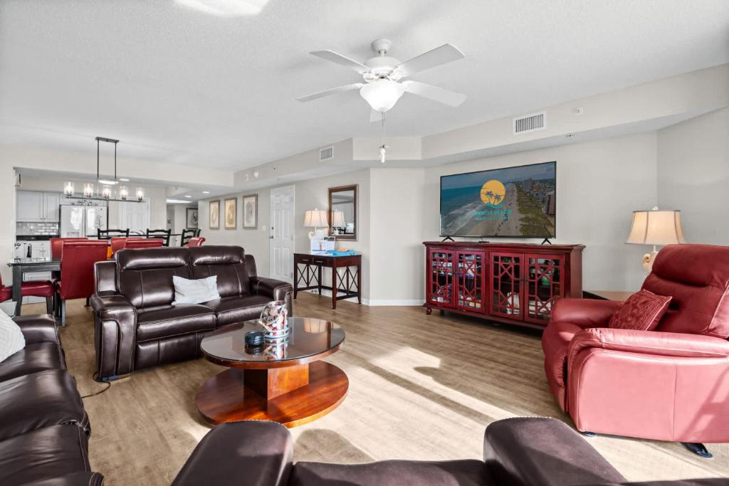 默特尔比奇Yacht Club Villas 1-505 - Marina View的配有皮革家具和桌子的客厅