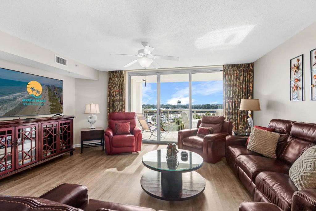 默特尔比奇Yacht Club Villas 1-505 - Marina View的带沙发和电视的客厅