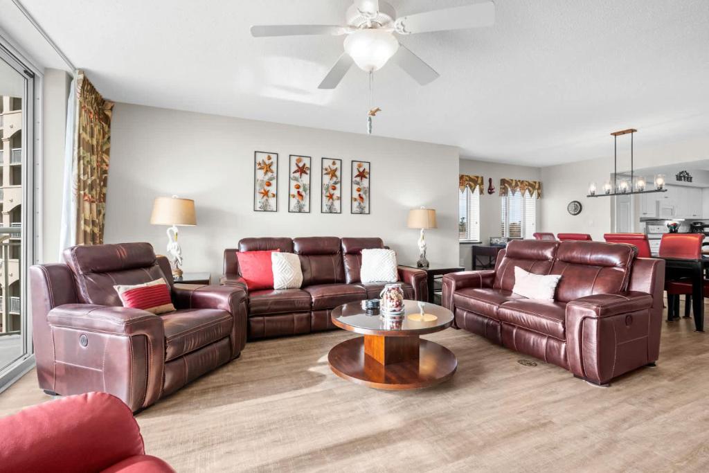 默特尔比奇Yacht Club Villas 1-505 - Marina View的配有皮革家具和桌子的客厅