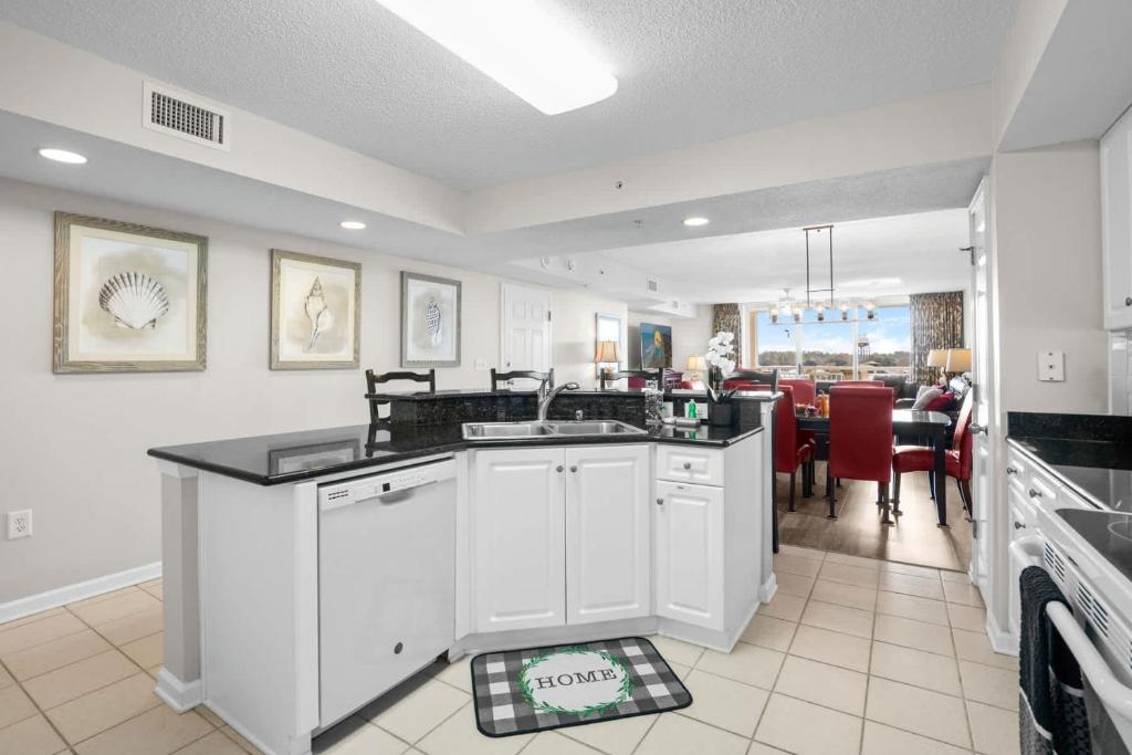 Yacht Club Villas 1-505 - Marina View的厨房或小厨房
