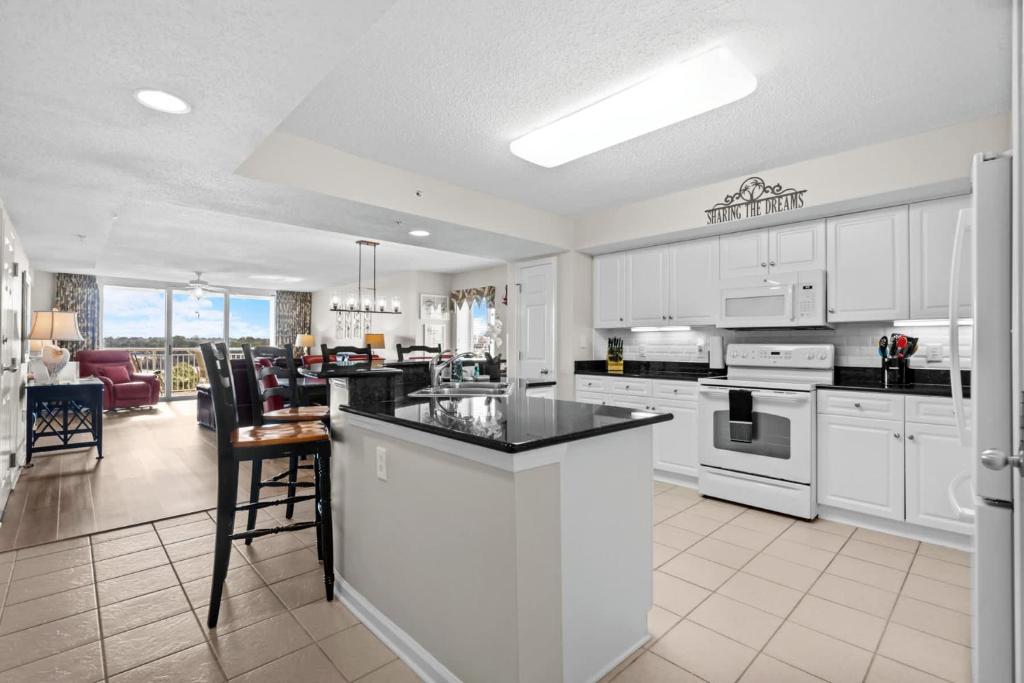 Yacht Club Villas 1-505 - Marina View的厨房或小厨房