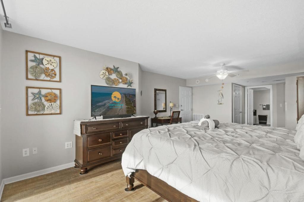 Yacht Club Villas 1-505 - Marina View客房内的一张或多张床位