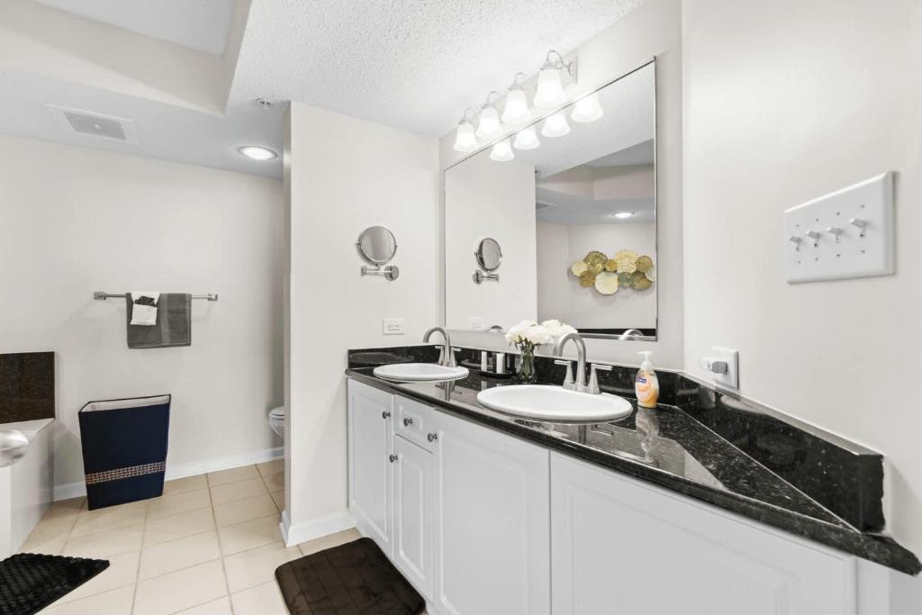 Yacht Club Villas 1-505 - Marina View的厨房或小厨房