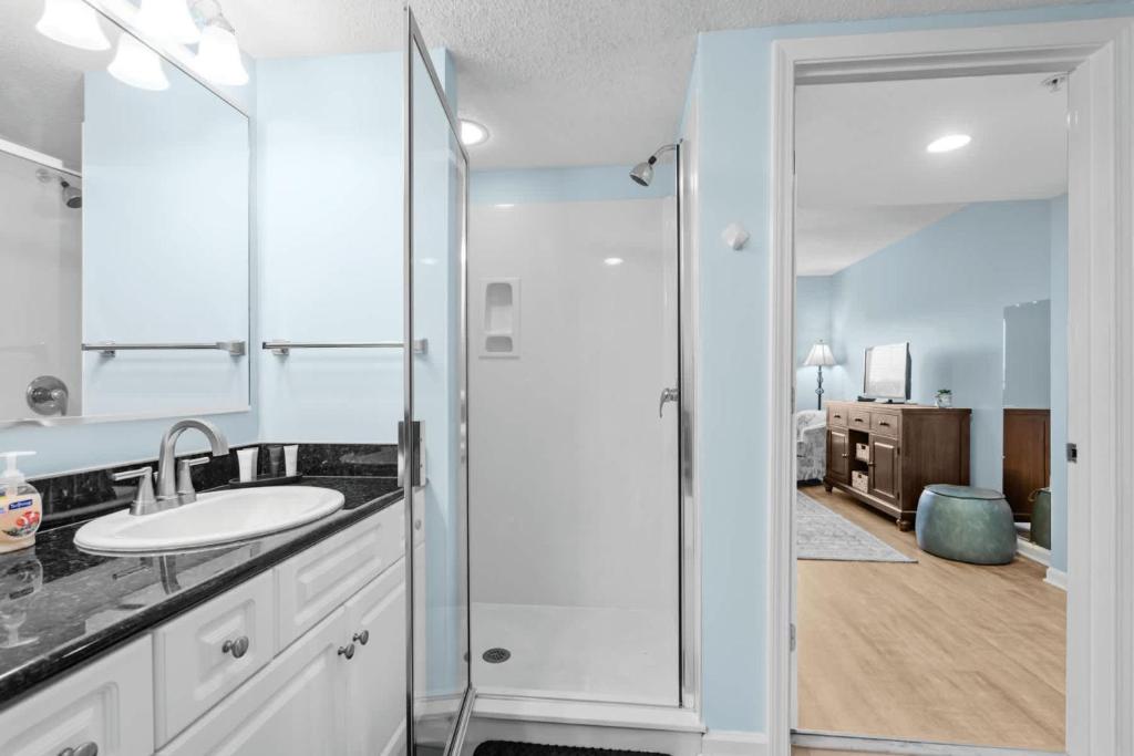 Yacht Club Villas 1-505 - Marina View的一间浴室