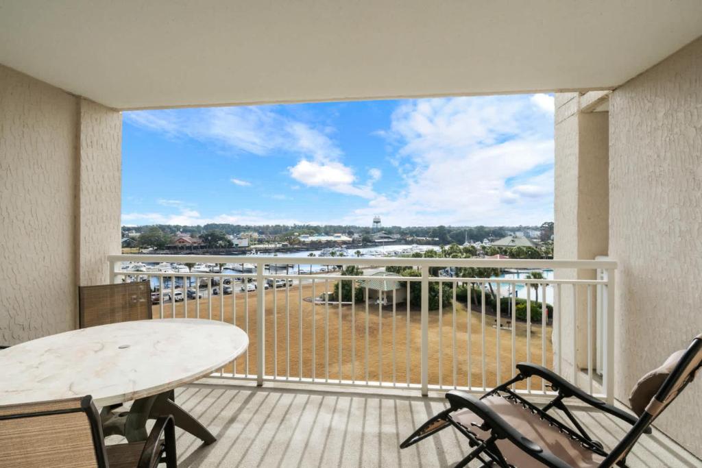 Yacht Club Villas 1-505 - Marina View的阳台或露台