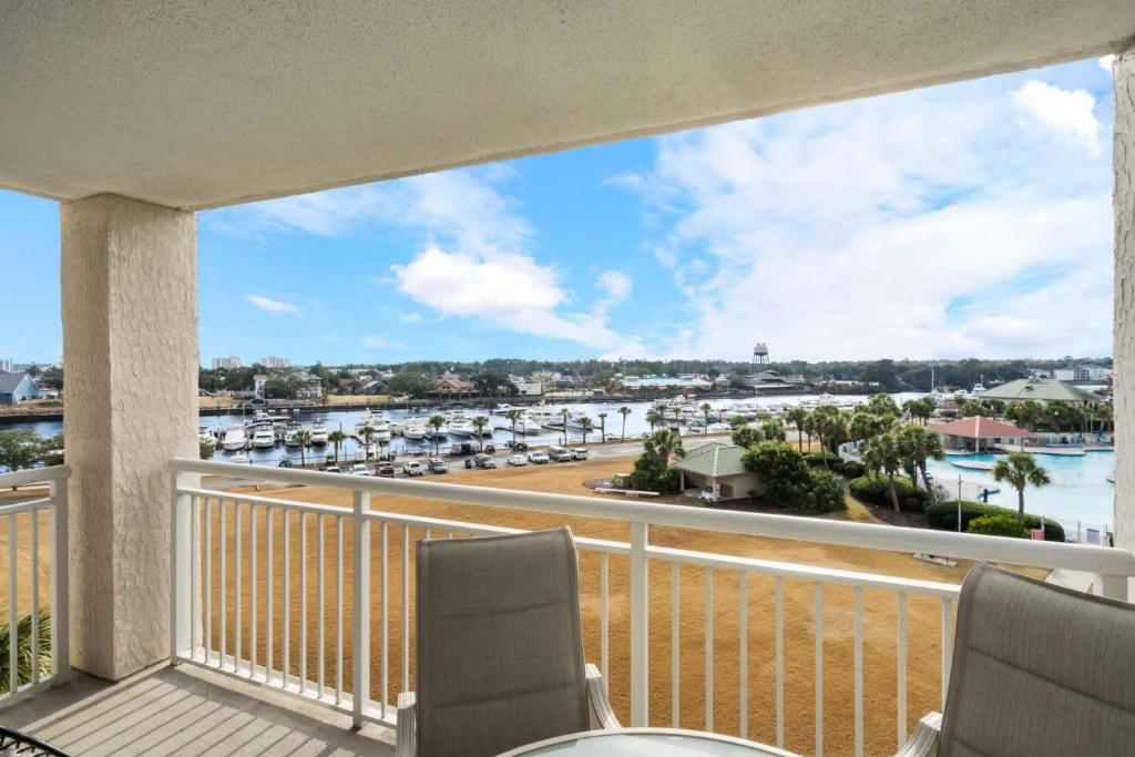 Yacht Club Villas 1-505 - Marina View的阳台或露台