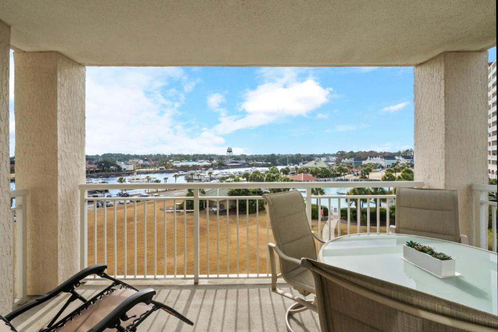 Yacht Club Villas 1-505 - Marina View的阳台或露台