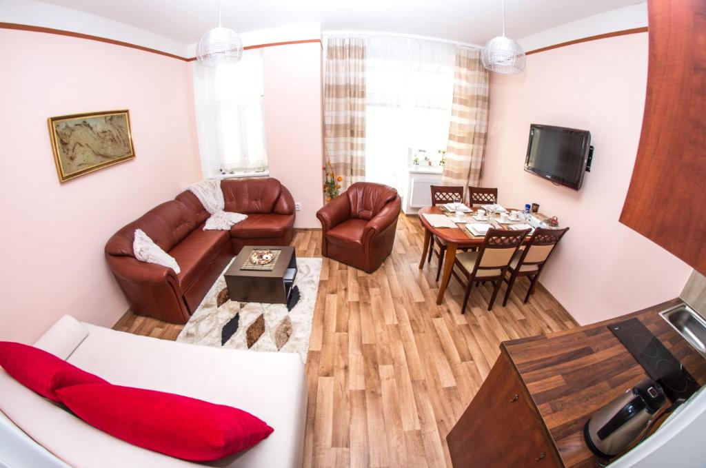 奥洛穆茨奥洛穆茨放松公寓的客厅配有沙发和桌子