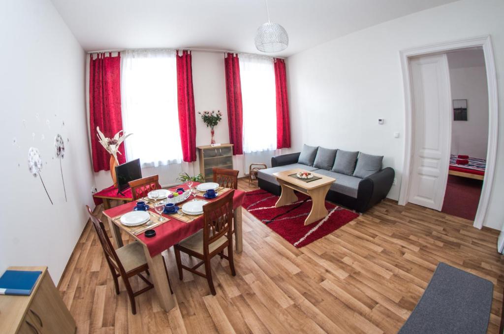 奥洛穆茨奥洛穆茨城市公寓的客厅配有沙发和桌子