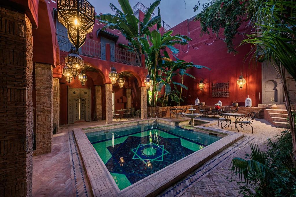 马拉喀什里亚德花园赫尼亚住宿加早餐旅馆的一座位于庭院内的室内游泳池