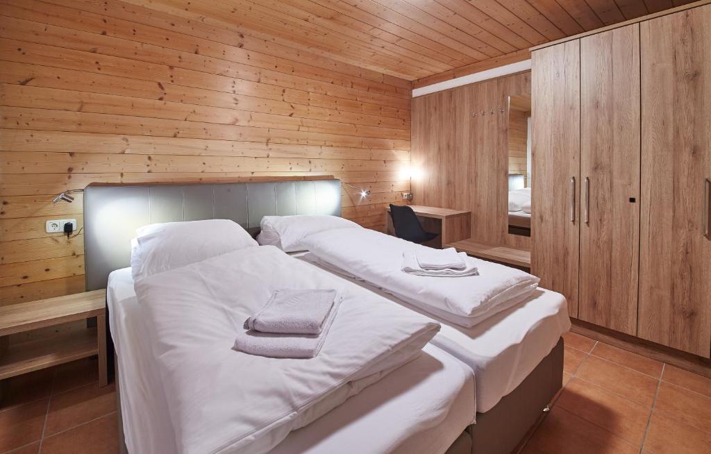 萨尔巴赫Appartement Kolling的一间卧室配有一张带白色床单的大床