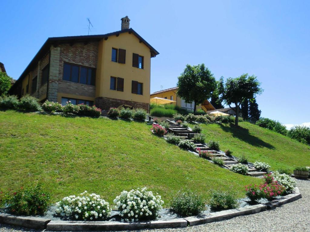 加比亚诺阿格丽图里斯摩卡别墅俱乐部酒店的山丘上一座房子,前面有鲜花