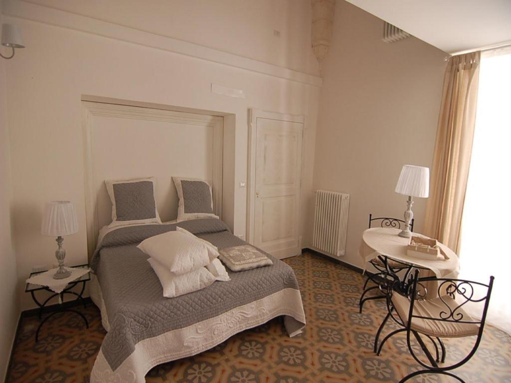 马丁纳弗兰卡多莫斯阿尔巴度假屋的一间卧室配有一张床和一张带两盏灯的桌子。