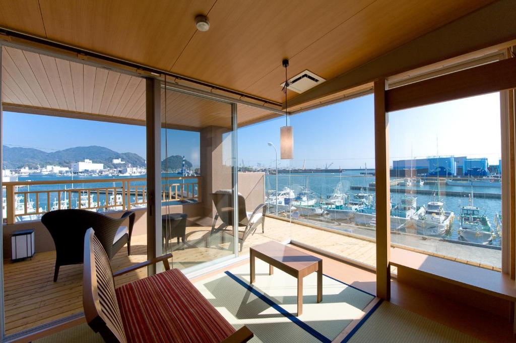 烧津市Migiwaya的客房设有一个享有码头景致的阳台。