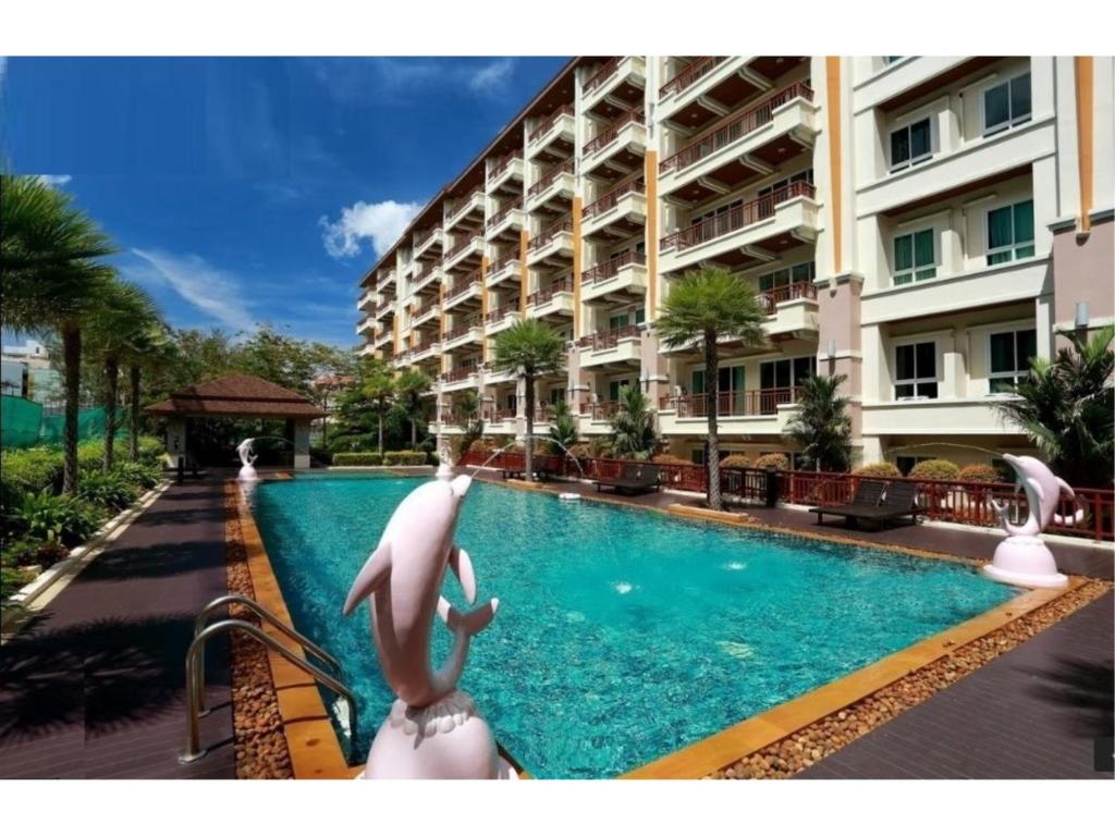 芭东海滩Nice Apartment large pool in nice residence central Patong beach的大楼前的游泳池