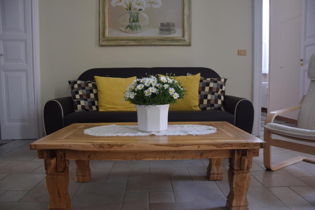 莫诺波利Casa Jole的客厅配有带鲜花的咖啡桌