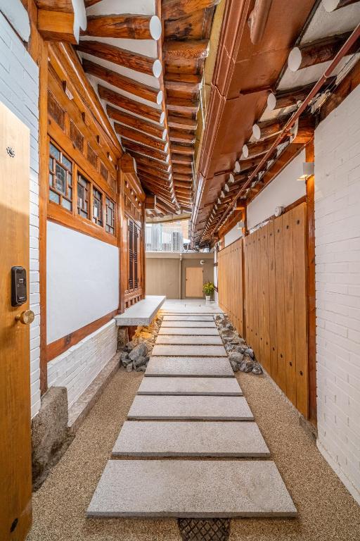 Seoul Premium Hanok MemoryStay Hyoja客房内的一张或多张床位